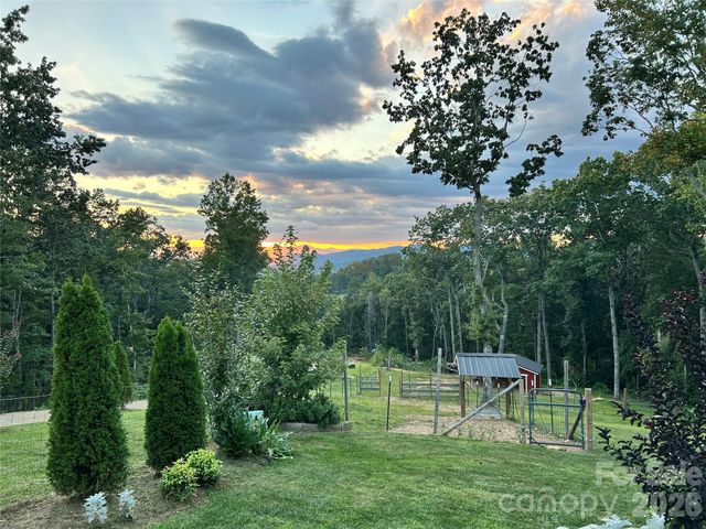 72 Jacks Paw Lane, Hendersonville, NC 28792