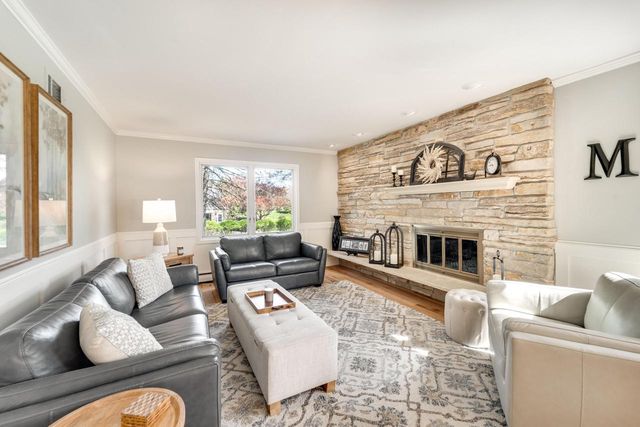 8570 Hawthorne LANE, Franklin, WI 53132