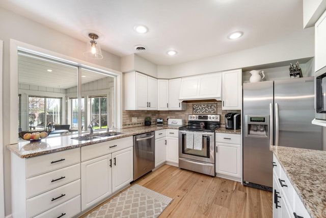 8570 Hawthorne LANE, Franklin, WI 53132