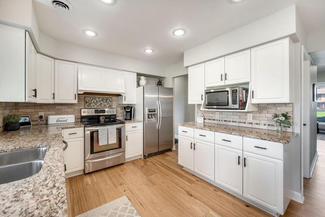 8570 Hawthorne LANE, Franklin, WI 53132
