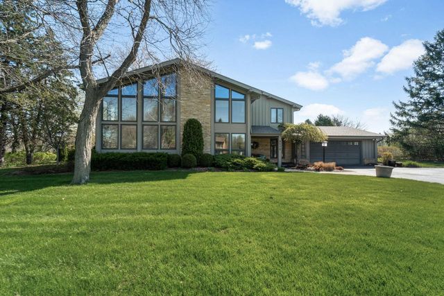 8570 Hawthorne LANE, Franklin, WI 53132