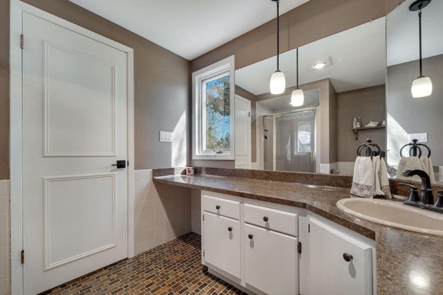 8570 Hawthorne LANE, Franklin, WI 53132