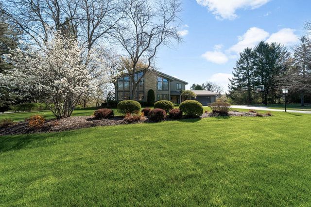 8570 Hawthorne LANE, Franklin, WI 53132