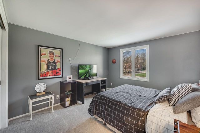 8570 Hawthorne LANE, Franklin, WI 53132