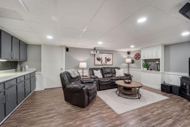 8570 Hawthorne LANE, Franklin, WI 53132