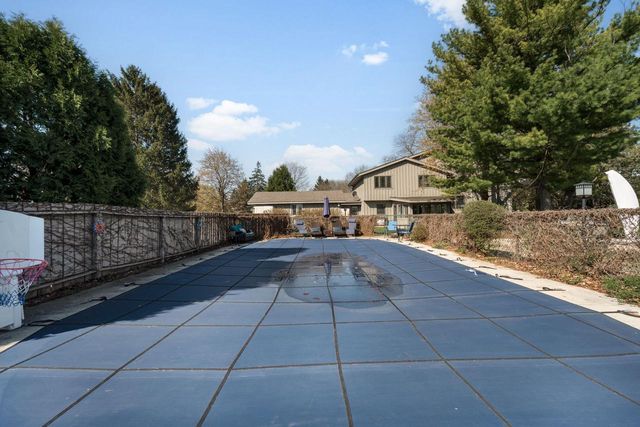 8570 Hawthorne LANE, Franklin, WI 53132