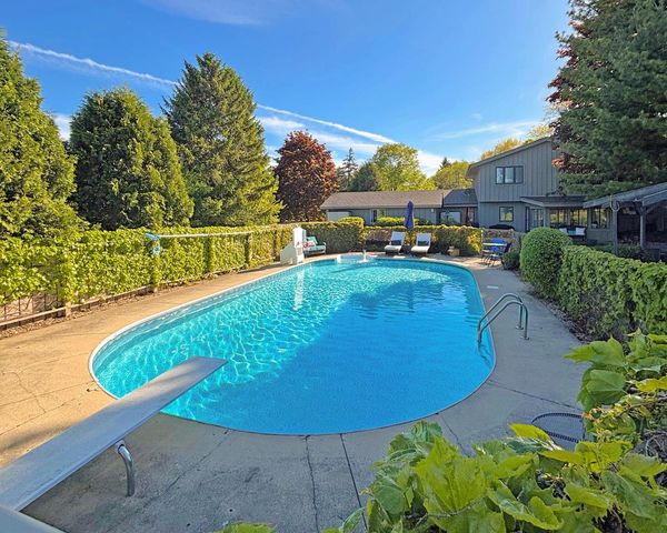 8570 Hawthorne LANE, Franklin, WI 53132