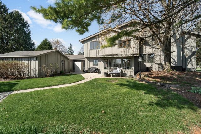 8570 Hawthorne LANE, Franklin, WI 53132