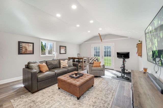 8570 Hawthorne LANE, Franklin, WI 53132