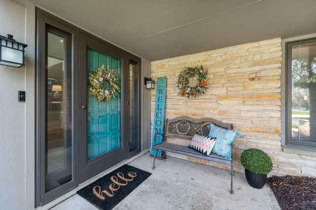 8570 Hawthorne LANE, Franklin, WI 53132