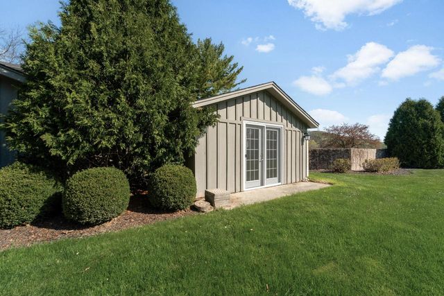 8570 Hawthorne LANE, Franklin, WI 53132
