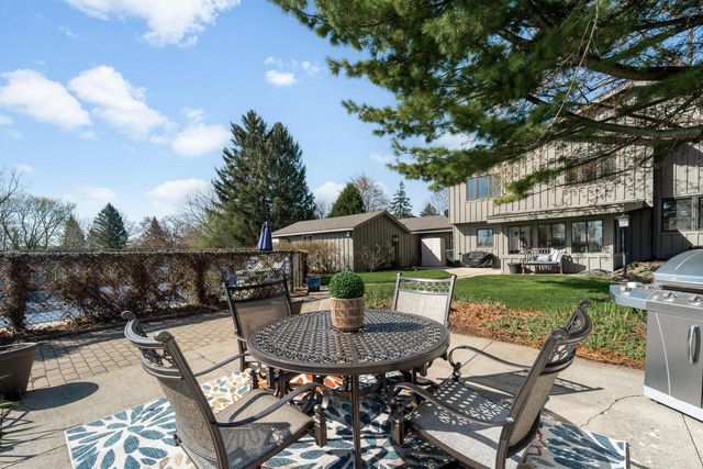 8570 Hawthorne LANE, Franklin, WI 53132