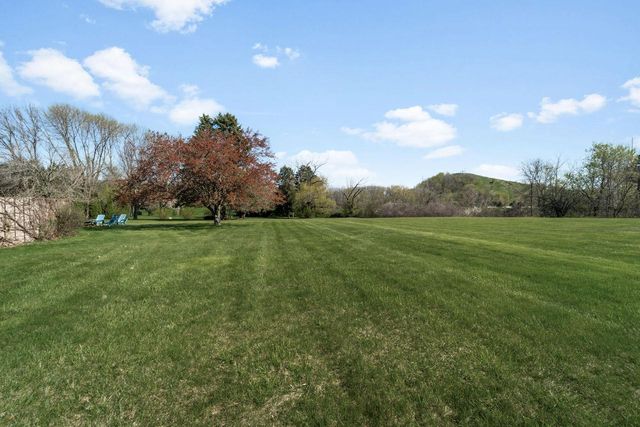 8570 Hawthorne LANE, Franklin, WI 53132