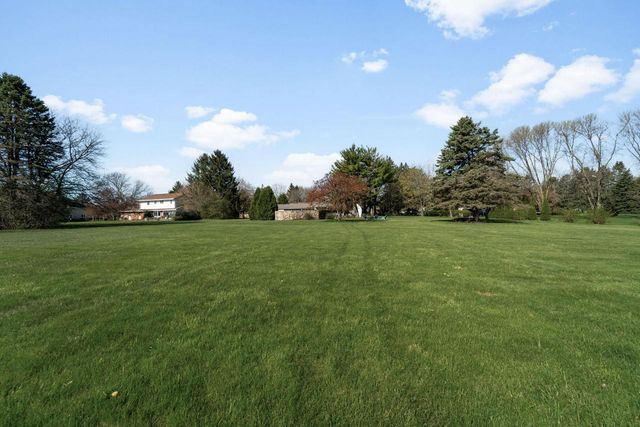 8570 Hawthorne LANE, Franklin, WI 53132