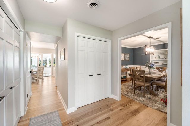 8570 Hawthorne LANE, Franklin, WI 53132