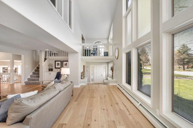 8570 Hawthorne LANE, Franklin, WI 53132