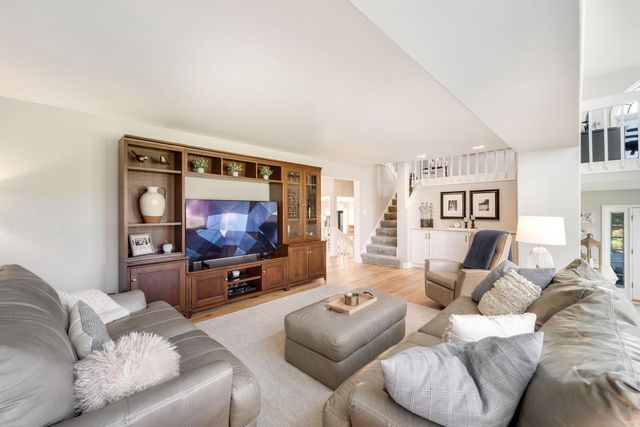 8570 Hawthorne LANE, Franklin, WI 53132