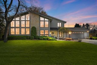 8570 Hawthorne LANE, Franklin, WI 53132
