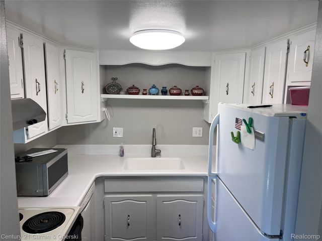 61035 Eleven Mile Road 4, South Lyon, MI 48178