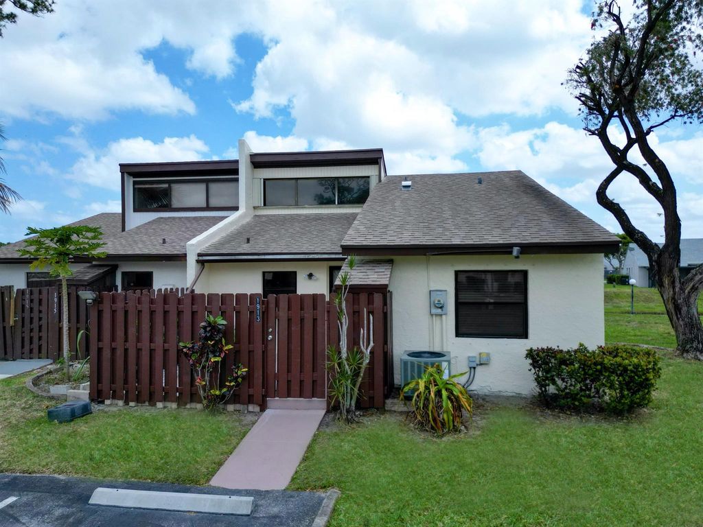 1913 Abbey Road, West Palm Beach, FL 33415