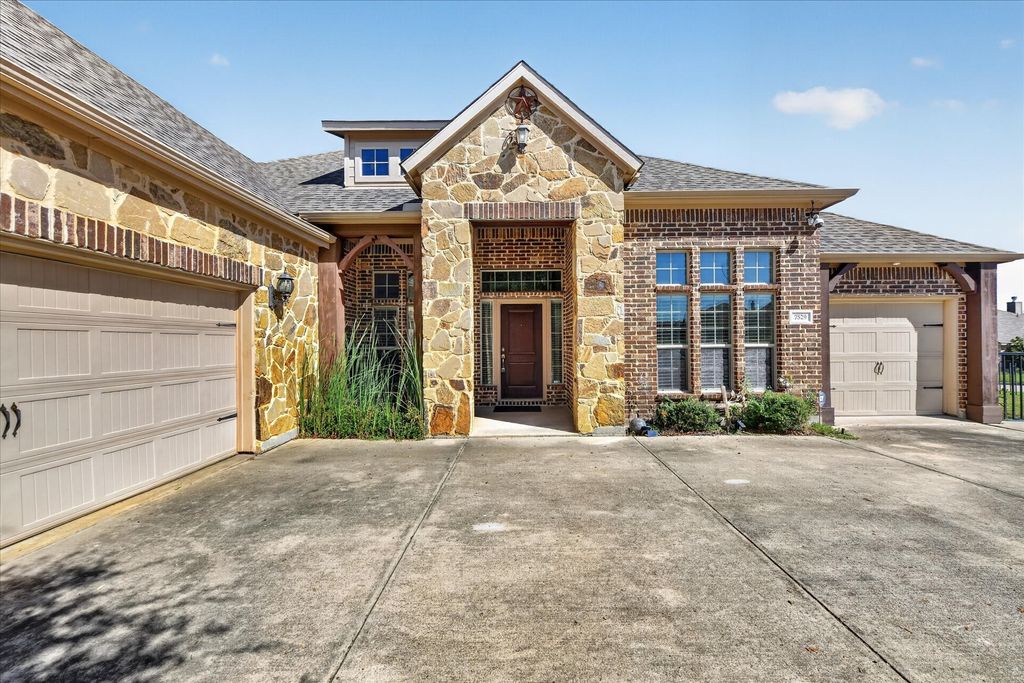 7529 Zinnia Lane, Forest Hill, TX 76140