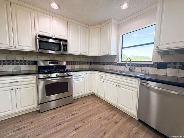 1308 LONGHORN DR, Floresville, TX 78114
