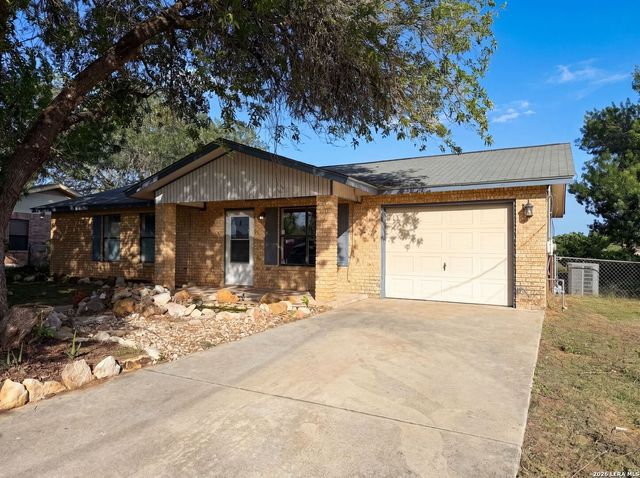 1308 LONGHORN DR, Floresville, TX 78114