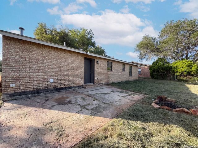 1308 LONGHORN DR, Floresville, TX 78114