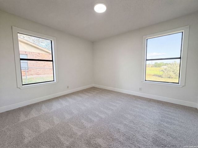 1308 LONGHORN DR, Floresville, TX 78114