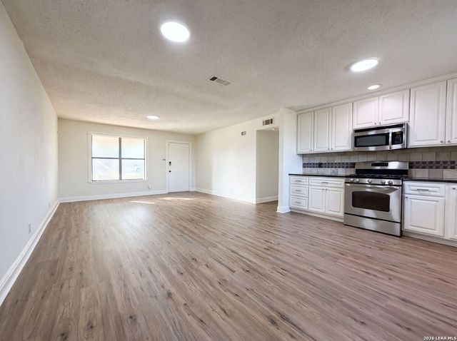 1308 LONGHORN DR, Floresville, TX 78114