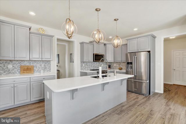 136 VILLAGE RD, Manchester, PA 17345