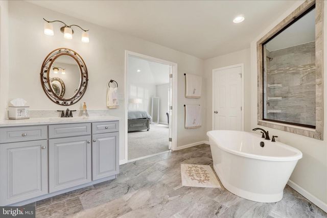 136 VILLAGE RD, Manchester, PA 17345