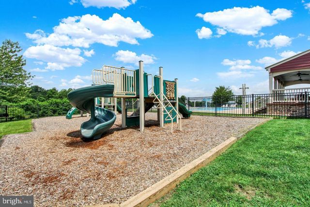 136 VILLAGE RD, Manchester, PA 17345
