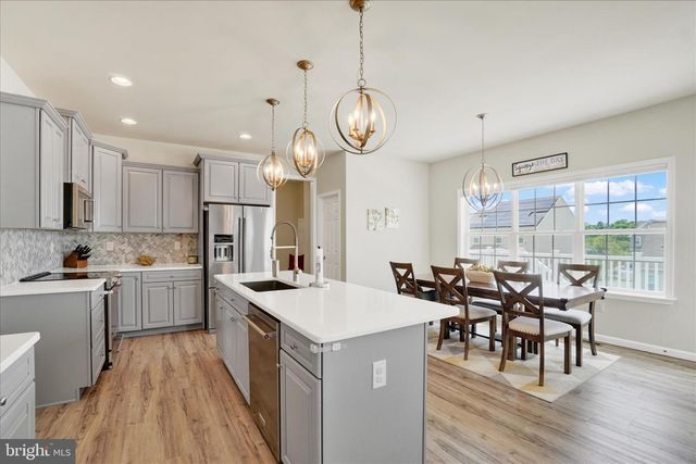 136 VILLAGE RD, Manchester, PA 17345