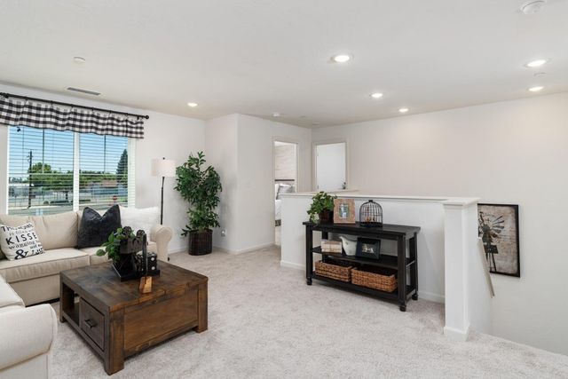 6760 E Carmen Avenue, Fresno, CA 93727