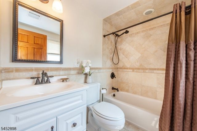 9 Clairmont Rd, Clifton City, NJ 07012
