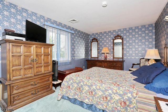 64 Larchmont Dr, West Milford Twp., NJ 07421