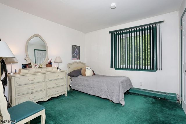 64 Larchmont Dr, West Milford Twp., NJ 07421