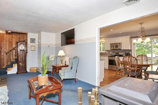 64 Larchmont Dr, West Milford Twp., NJ 07421