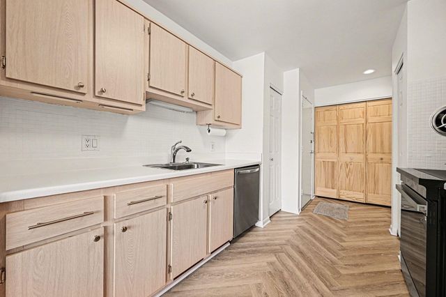 1215 S Maple Road 202, Ann Arbor, MI 48103