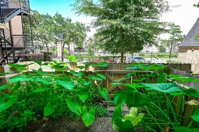 4515 Briar Hollow Place Drive 112, Houston, TX 77027