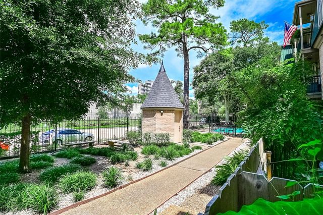 4515 Briar Hollow Place Drive 112, Houston, TX 77027