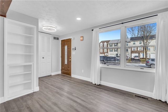 147 Meadow Gap Dr, Monroeville, PA 15146