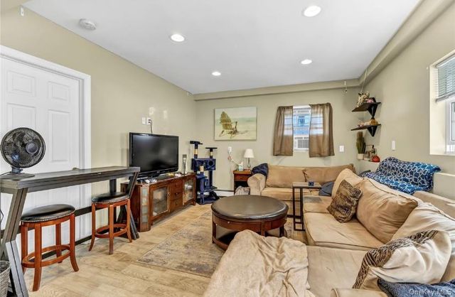 50 E Beach Promenade, Lindenhurst, NY 11757