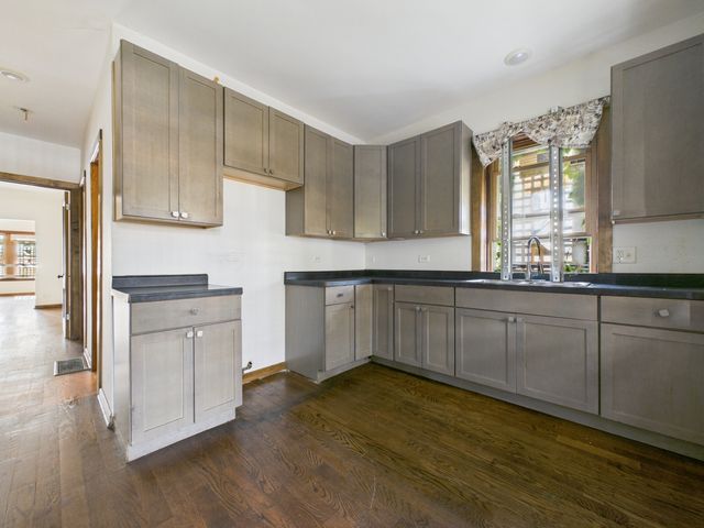 8607 S King Drive, Chicago, IL 60619