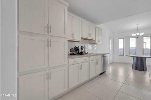 389 PLATEAU Drive, Socorro, TX 79927