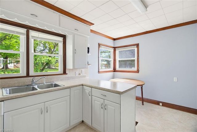 5825 Reynolda Road, Winston-salem, NC 27106