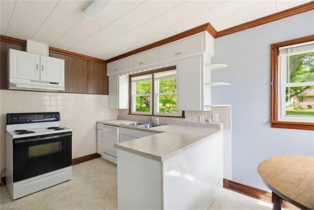 5825 Reynolda Road, Winston-salem, NC 27106