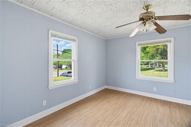5825 Reynolda Road, Winston-salem, NC 27106