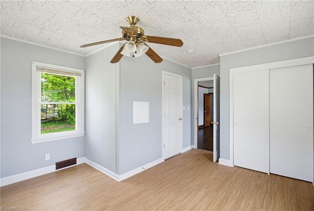 5825 Reynolda Road, Winston-salem, NC 27106